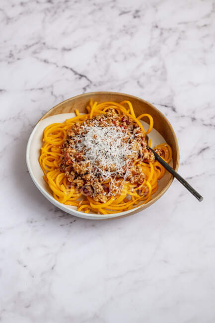 Putenbolognese auf Spaghettinudeln aus Butternusskürbis — Stockfoto