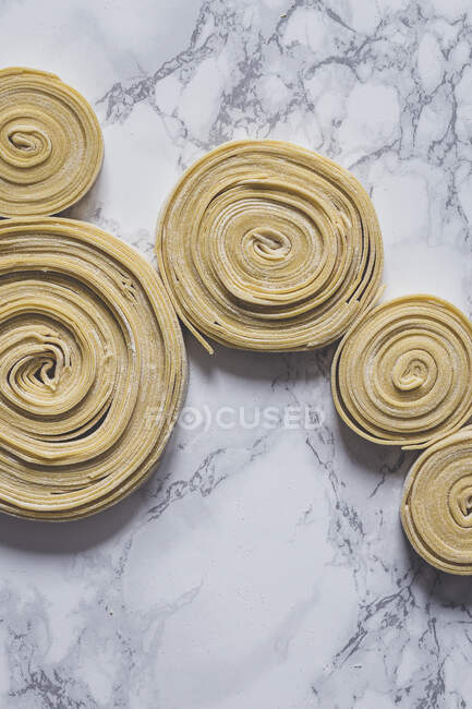 Fresh uncooked pasta swirls - foto de stock