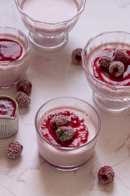 Panna cotta mit Marmelade in Gläsern mit gefrorenen Himbeeren — Stockfoto