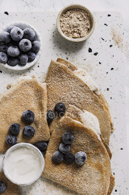 Cinnamon crepes with Skyr and blueberries — Stock Photo
