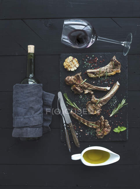 Gegrillte Lammkoteletts. Lammragout mit Knoblauch, Rosmarin und Gewürzen auf Schieferplatte — Stockfoto