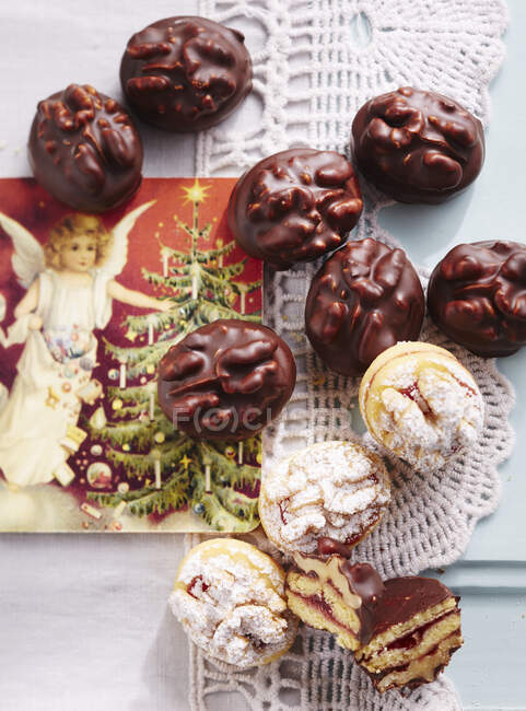 Galletas ovaladas de nueces y frambuesas con mermelada y glaseado de chocolate - foto de stock