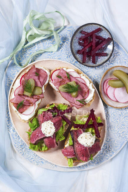 Toasts, beef and cream cheese with pickled vegetables — Stock Photo