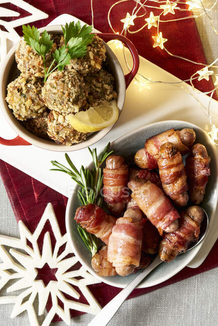 Saucisses enveloppées dans du bacon et des boulettes de farce pour Noël — Photo de stock