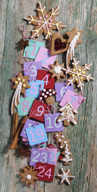 Gingerbread biscuits with an Advent calendar — Stock Photo