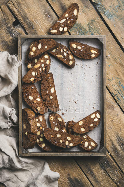 Dunkle Schokolade und Meersalz Biscotti mit Mandeln — Stockfoto
