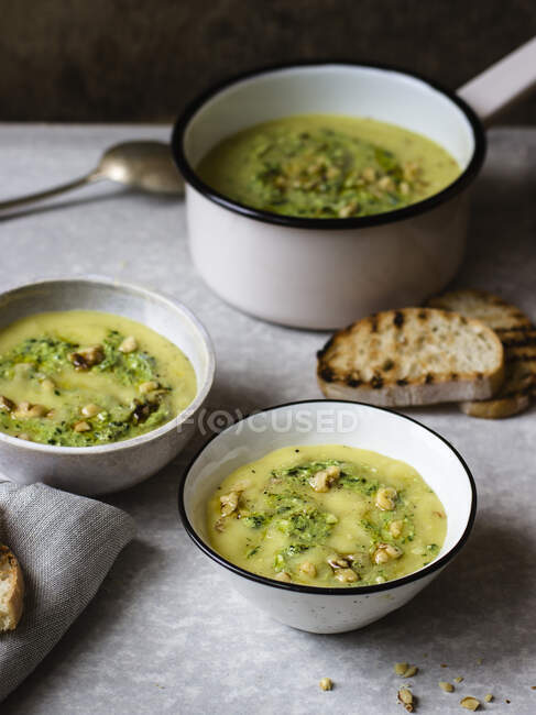 Potato and leek cream soup with parley pesto and walnuts — Stock Photo
