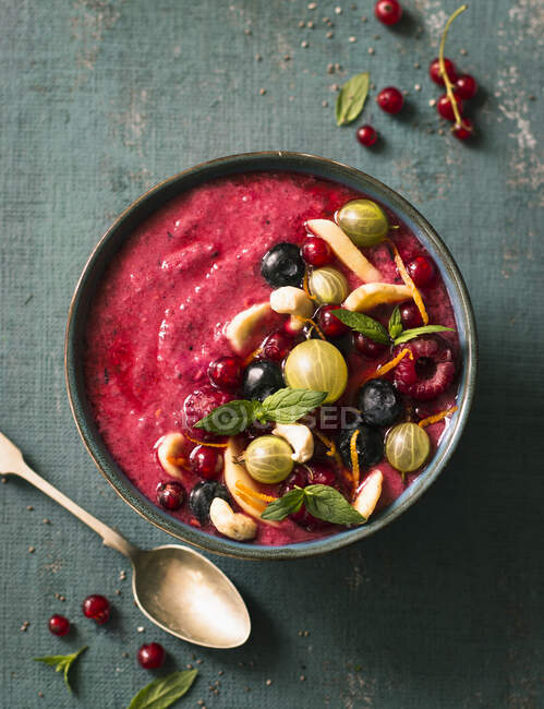 Summer berry smoothie bowl with chia seeds and yogurt — Stock Photo