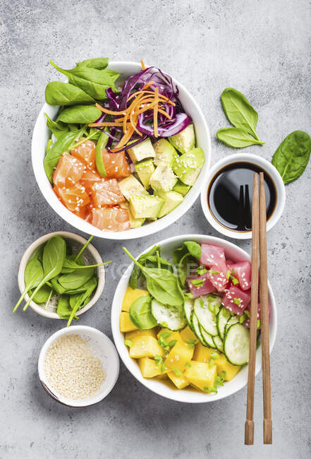 Deux bols à poke assortis, thon cru, saumon, légumes, fruits — Photo de stock