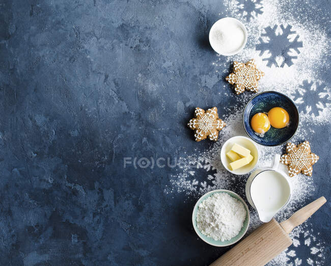 Рождество или Новый год пищевой фон. Пекарские ингредиенты, печенье со снежинками — стоковое фото