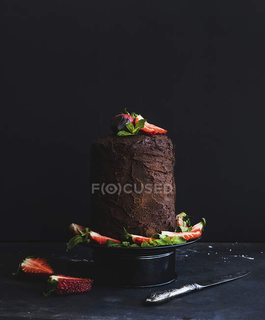 Bolo alto de chocolate rústico com morangos — Fotografia de Stock
