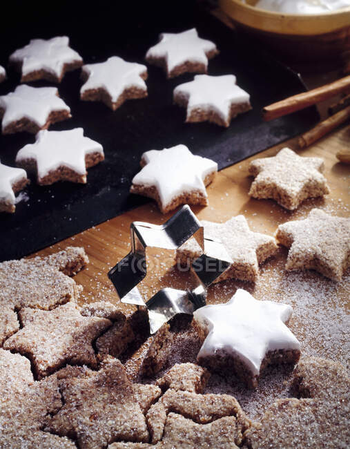 Stelle di cannella per Natale con glassa di zucchero — Foto stock