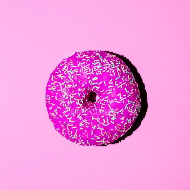 Donut em um fundo rosa. Mínimo. Arte da moda surreal — Fotografia de Stock