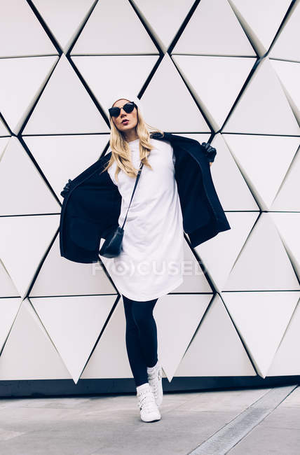 Blond glamour debout au mur. Mode urbaine noir et blanc — Photo de stock