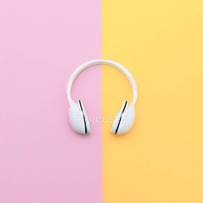 Auriculares blancos de moda sobre fondo vainilla. Urbano verano tim - foto de stock