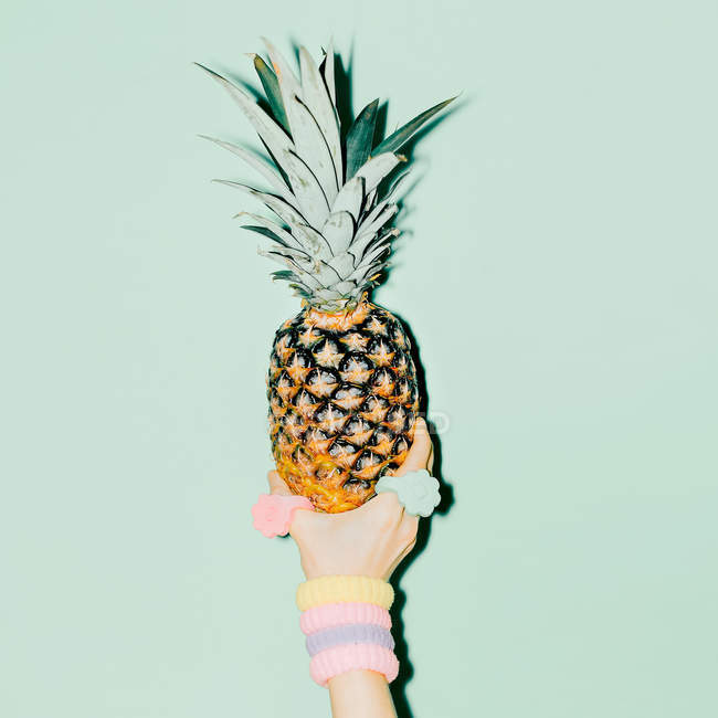 Modefoto. Hand hält Ananas. Vanille-Stil — Stockfoto