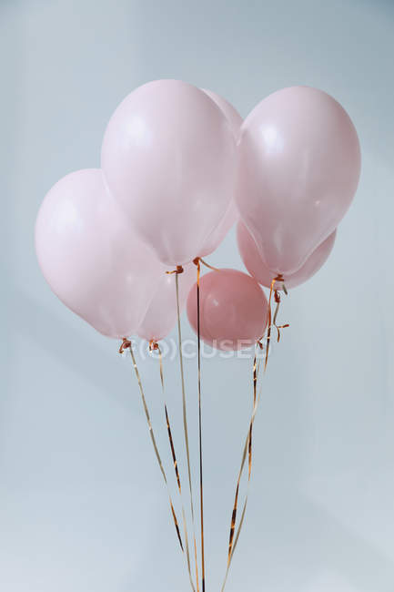 Рожеві повітряні кулі з золотими стрічками — стокове фото