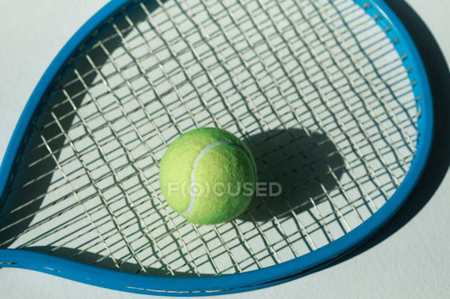 Raquette de tennis et balle sur le sol — Photo de stock
