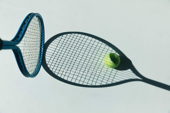 Raquette de tennis et balle sur le sol — Photo de stock