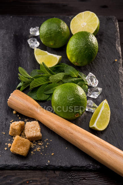 Fette di lime con zucchero e spremiagrumi — Foto stock