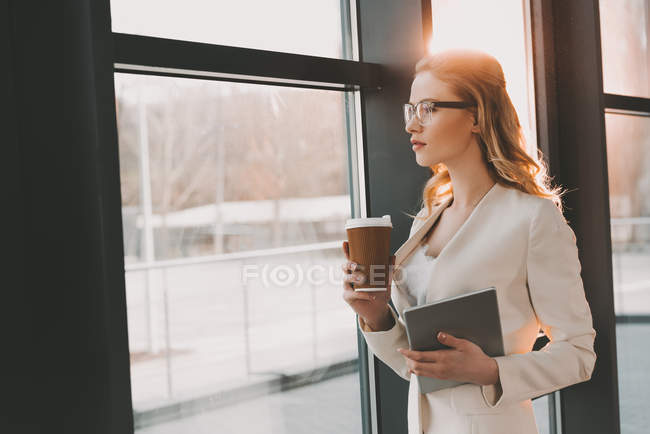 Nachdenkliche Geschäftsfrau mit digitalem Tablet — Stockfoto