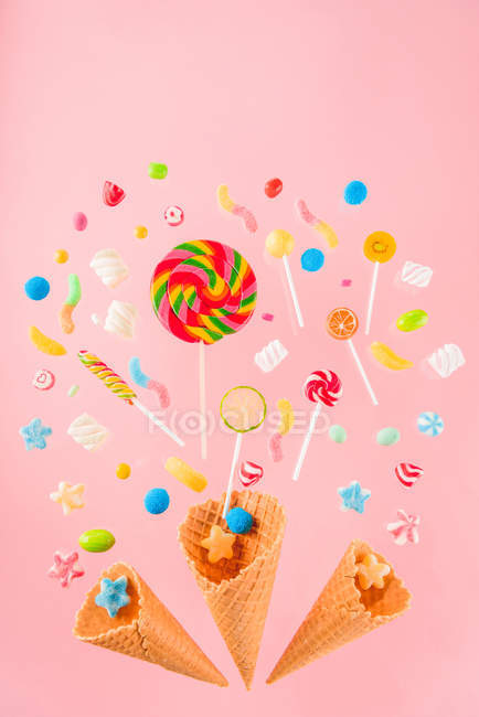 Cones de waffle e doces — Fotografia de Stock