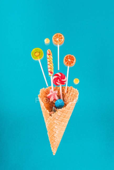 Cone de waffle e doces — Fotografia de Stock