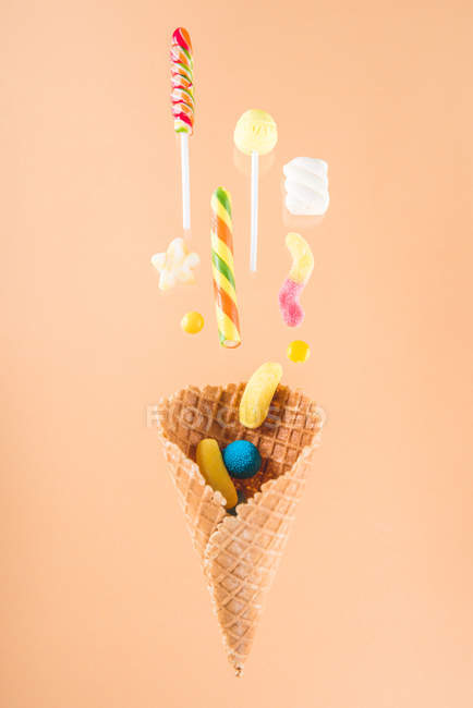 Cone de waffle e doces — Fotografia de Stock