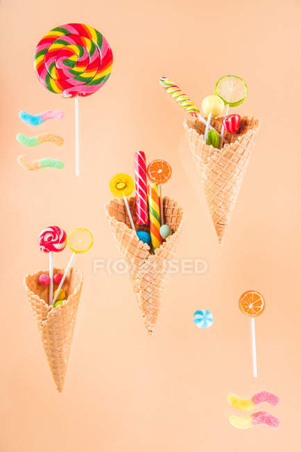 Cones de waffle e doces — Fotografia de Stock