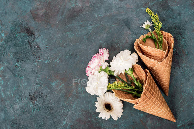 Blumen in Zuckertüten — Stockfoto