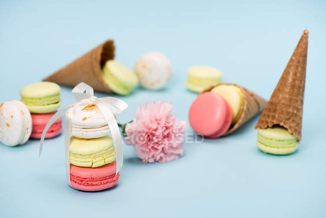 Macarons mit Blüten und Waffelzapfen — Stockfoto