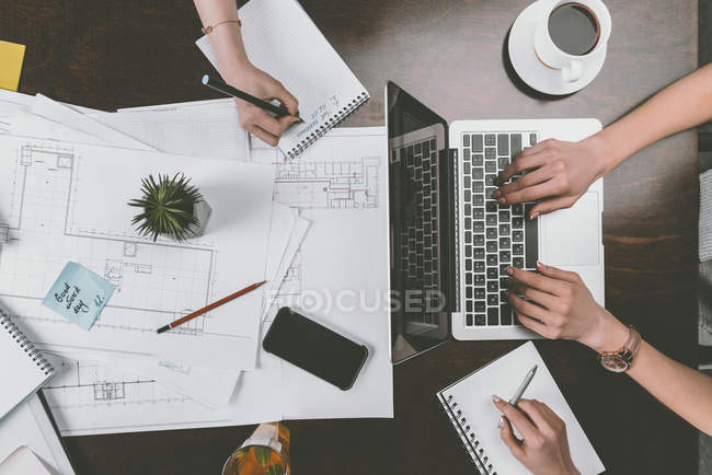 Donne d'affari che lavorano nello spazio di lavoro — Foto stock