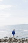 Homme debout à la plage — Photo de stock