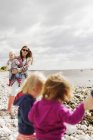 Сім'я на пляжі в сонячний день — стокове фото