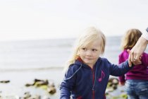 Töchter mit Vater am Strand — Stockfoto