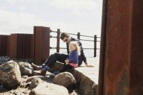 Padre e figlia seduti sul molo — Foto stock