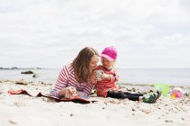 Donna che gioca con la figlia — Foto stock