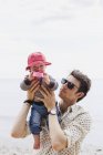 Homme tenant bébé — Photo de stock