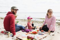 Familia disfrutando de picnic - foto de stock