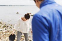 Жінка і чоловік, стоячи на пляжі — стокове фото