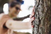 Mulher trepando árvore — Fotografia de Stock