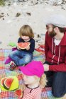 Семейный пикник на пляже — стоковое фото