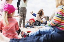 Amici che si godono un picnic in spiaggia — Foto stock