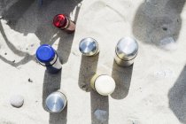 Bottiglie su sabbia a spiaggia — Foto stock