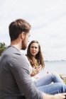 Uomo e donna seduti a parlare — Foto stock