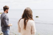 Чоловік і жінка, стоячи на березі — стокове фото