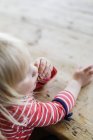 Девушка ест печенье во время сидения — стоковое фото