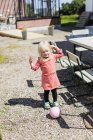 Девушка играет с мячом — стоковое фото