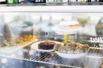 Aliments sucrés affichés au comptoir du café — Photo de stock
