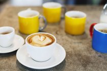 Frischer Cappuccino mit herzförmigem Schaum — Stockfoto